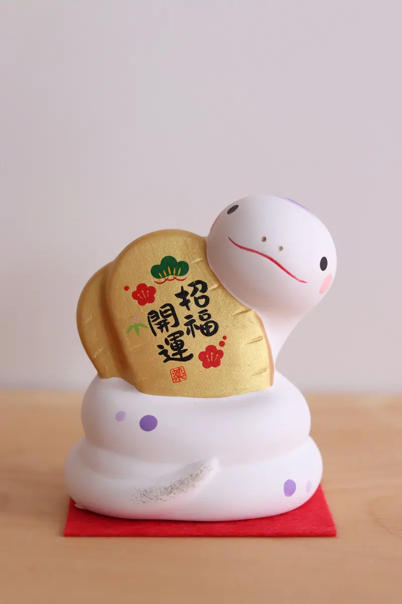 2025 Nishiki Sai Snake Ornament – Holding Traditional Koban Coin For Prosperity 1