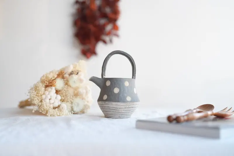 Akemi Suzuki White Dot Jug – Elegant Ceramic Pouring Pitcher As31 1