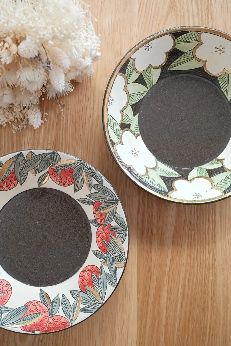 Cool Banana Black Pottery Deep Round Plate – Gold Detailing 1