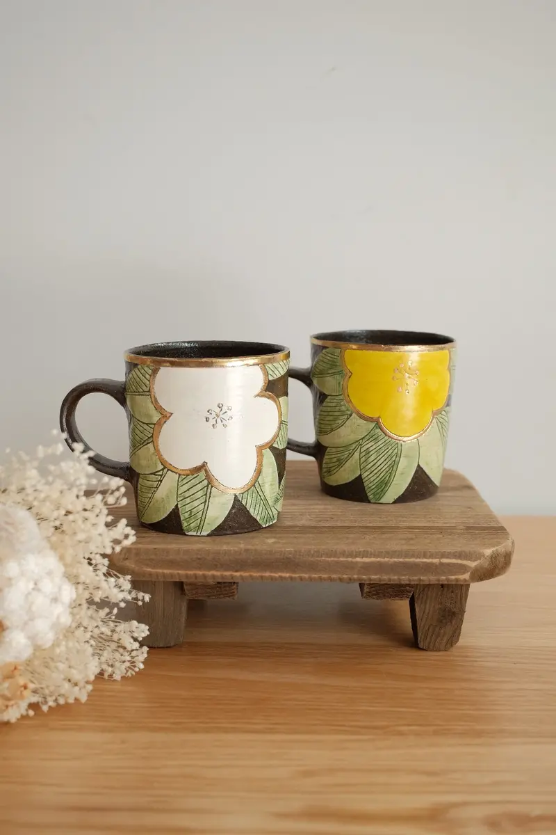 Cool Banana Gold-Accented Black Pottery Mug – Floral Design 1