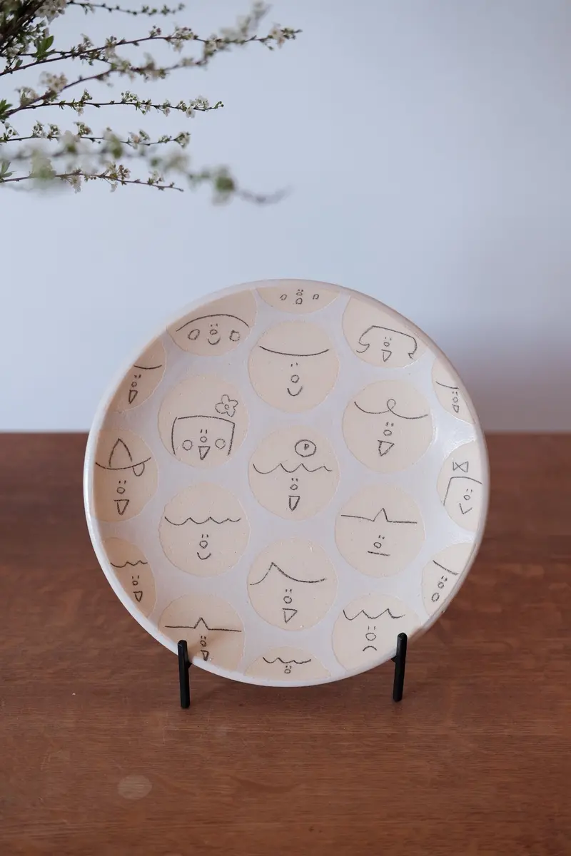 Cosael Face-Embossed White Ceramic Dish – Expressive Tabletop Piece 1