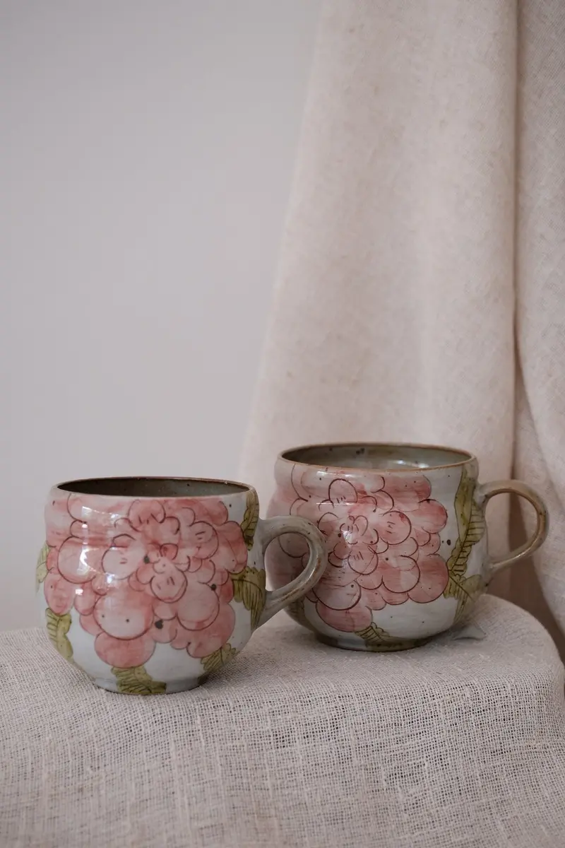 Ergonomic Banana Belly Mug With Peony Decoration 1