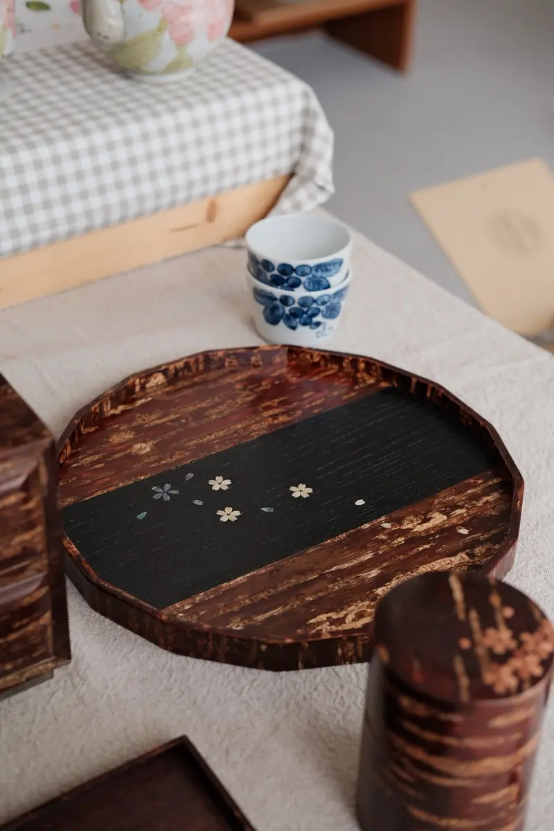 Hexadecagonal Tray With Shell Inlay – Sakura-Themed Akita Cherry Bark Art 1