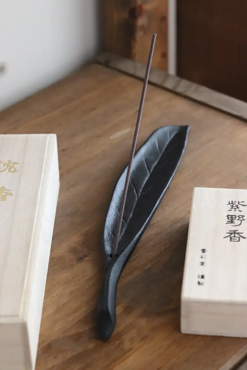 Iwachu Leaf-Shaped Incense Holder – Minimalist Cast Iron 1