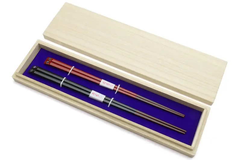 Japanese Fukiurushi Lacquered Chopsticks – Black & Red Set With Paulownia Case 1