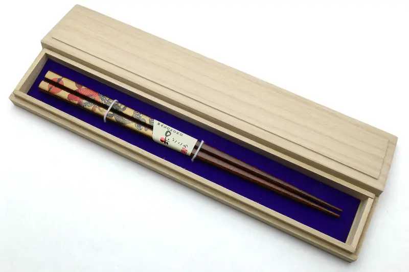 Japanese Lacquered Ebony Chopsticks – Dual Koi Design, Elegant Paulownia Presentation 1