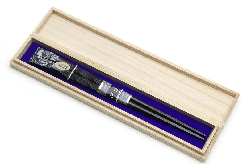 Japanese Lacquered Ebony Chopsticks: Fukiurushi Black & White Dragon Design – Paulownia Gift Box 1