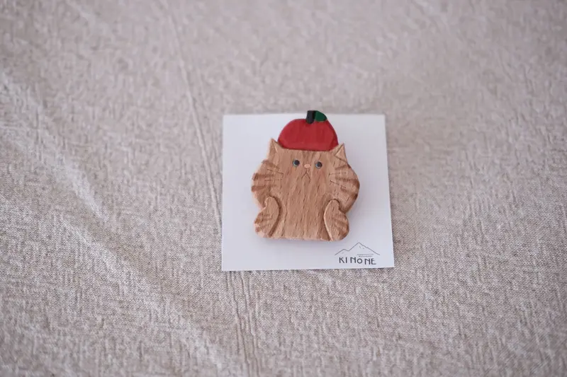 Kinone Apple Cat Brooch – Cute Japanese Animal Jewelry Piece 1