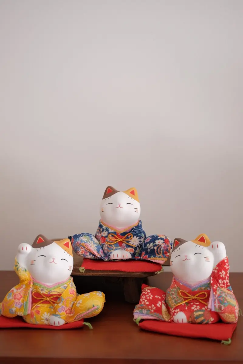 Maneki-Neko Lucky Cat Figurine In Traditional Kimono 1