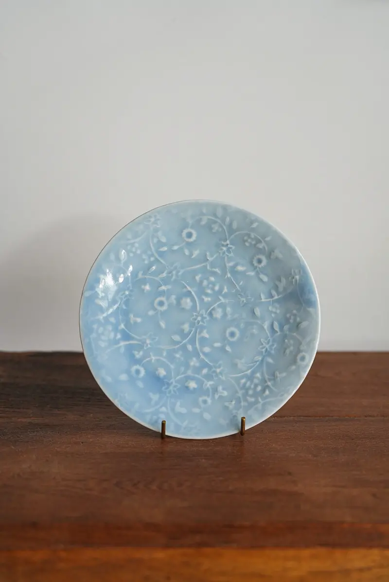 Maya Inamura Blue Floral Ceramic Plate Mi05 - Botanical-Inspired Japanese Dish 1