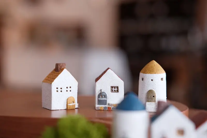Miniature House Ornament – Whimsical Japanese Decorative Figurine 1
