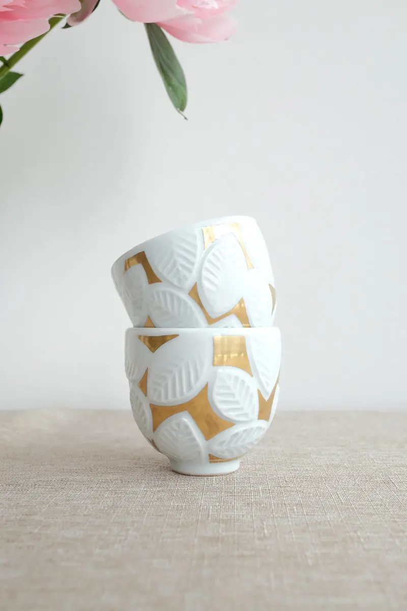 Natsumi Iino White-And-Gold Small Sake Cup (Ni021) 1