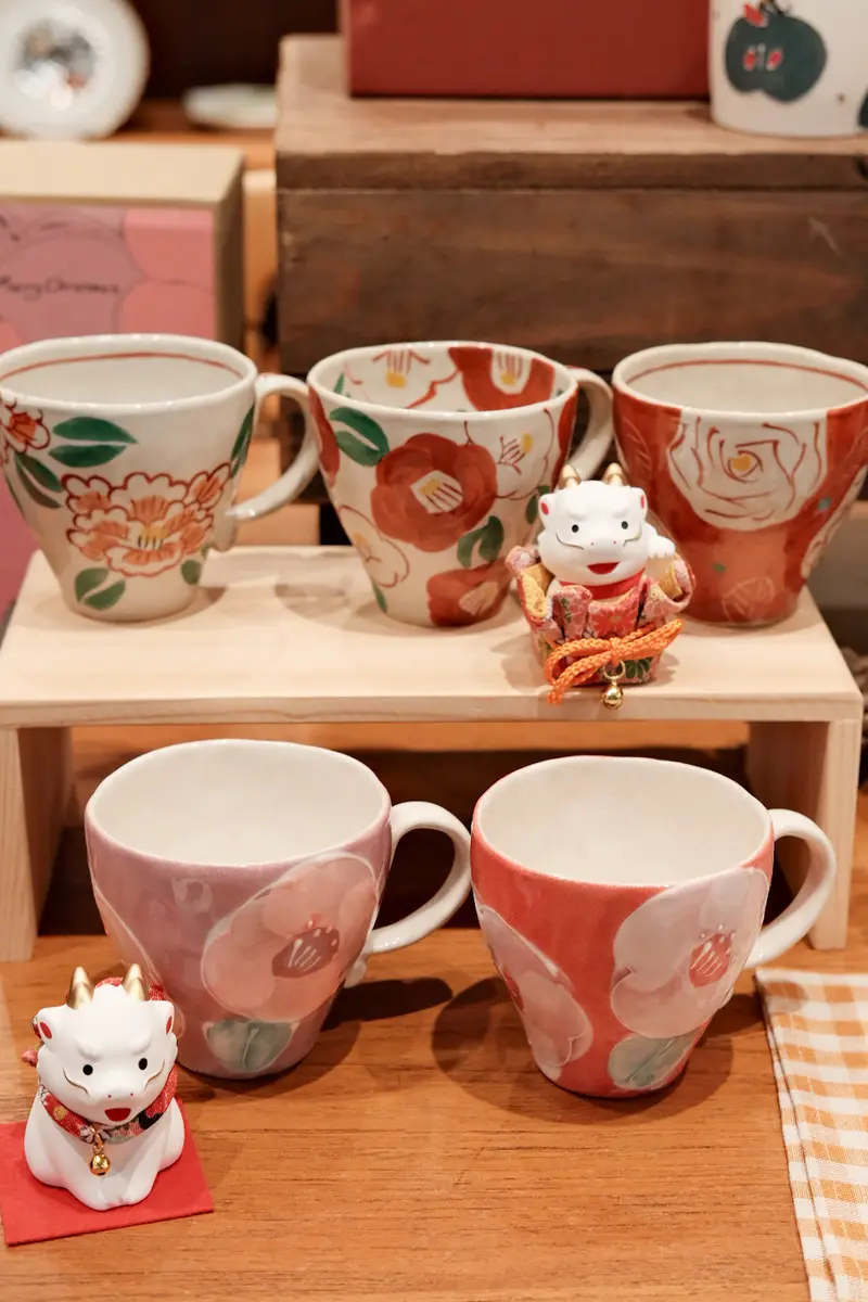 Seto Ware Traditional Flower-Adorned Ceramic Mug 1