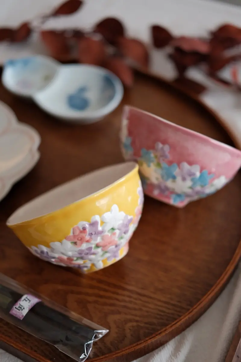 Seto Ware Uki-Bana Rice Bowl – Floating Flower Ceramic Design 1