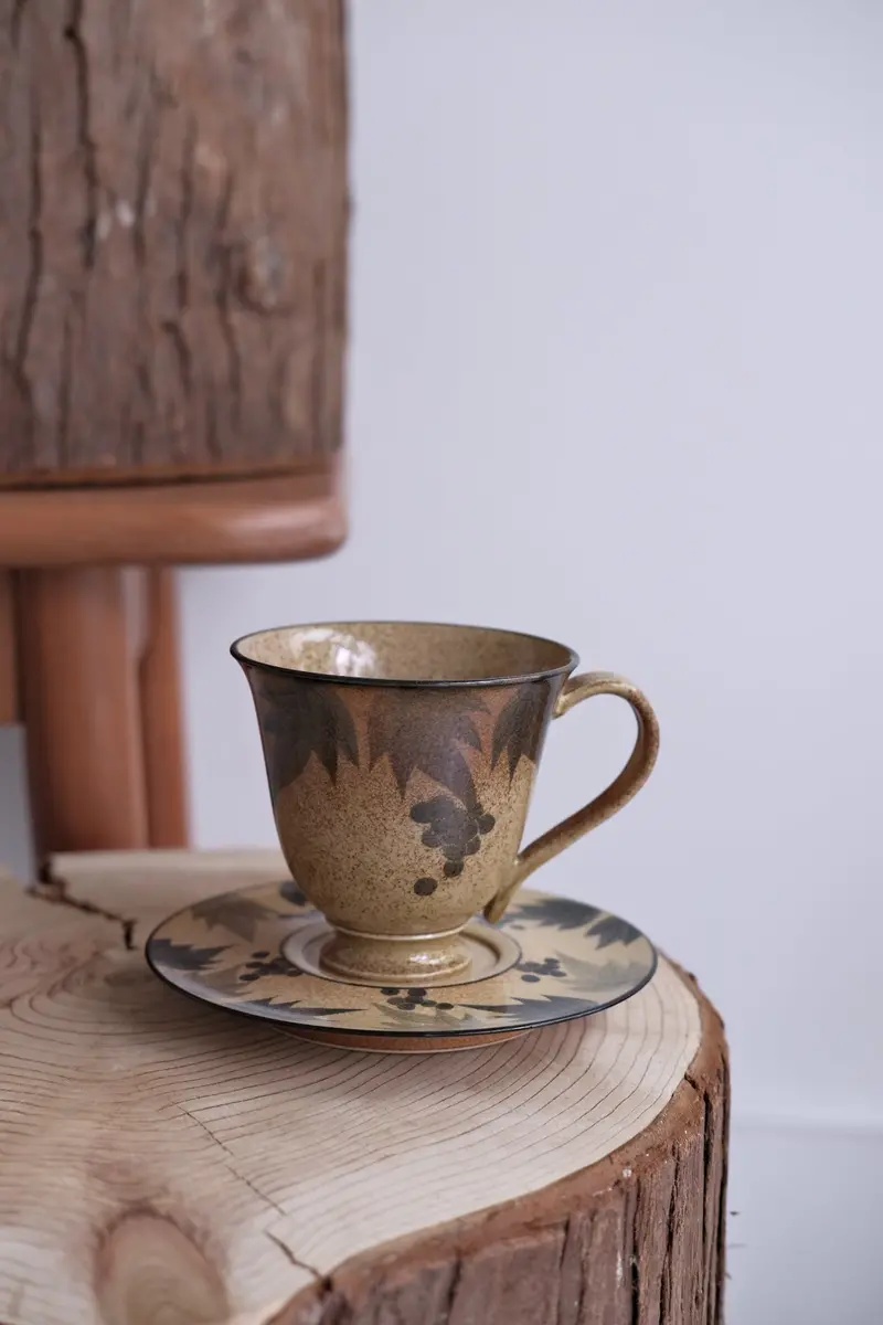 Sishuang Classic Grape-Print Coffee Cup And Saucer Ensemble 1