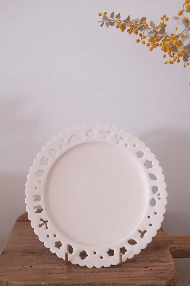 Tomoko Sano Garden-Themed Ceramic Plate – 17 Cm 1