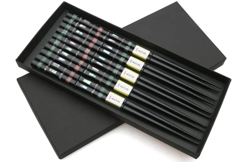 Traditional Japanese Black Chopsticks Set – 5-Piece Abalone-Inspired Design 1