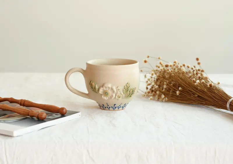 Yanagida Flower-Embossed Ceramic Mug – Blue Pattern Design 1