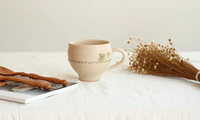 Yanagida Flower-Embossed Ceramic Mug – Polka Dot Finish 1