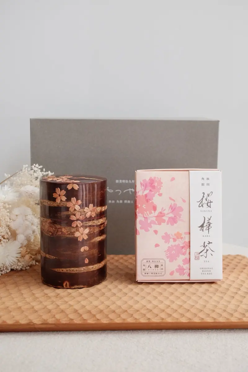 Yatsuyanagi Sakura-Inlaid Akita Cherry Bark Tea Canister With Gift Box 1