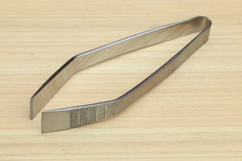 Yoshihiro Non-Slip Fish Bone Tweezers – Western-Style Sushi & Garnishing Tool 1