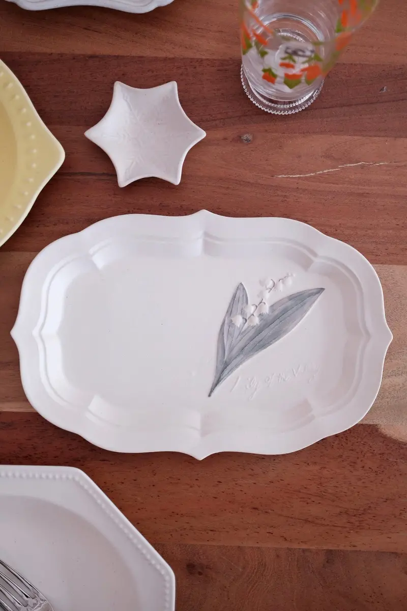 Yoshizawa Mashiko White Plate Featuring Lily Of The Valley Motif 1